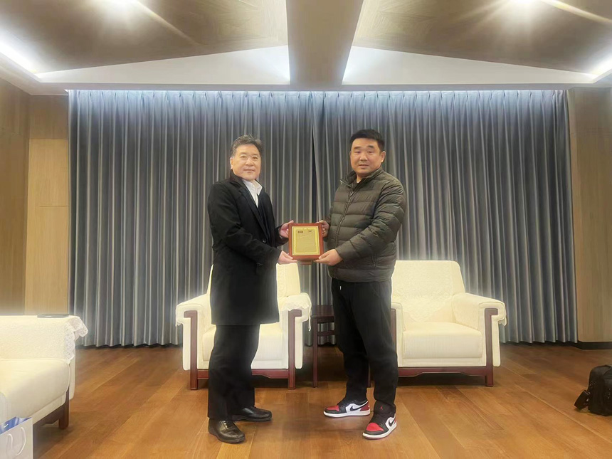 OTC海外事业部长，中国区董事长、副总、机器人部部长，营业担当亲自颁奖